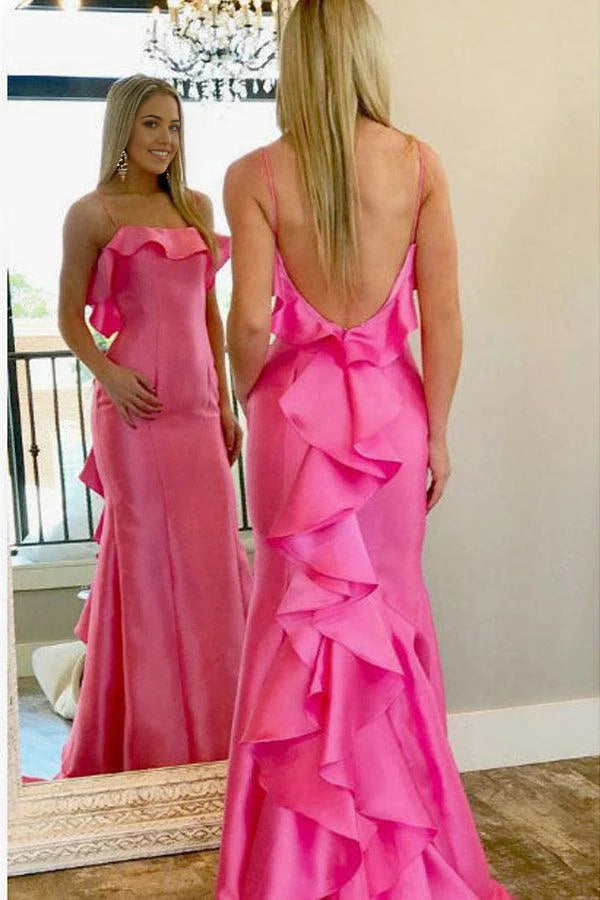 Vestido de fiesta de satén rosa con tirantes finos y volantes de sirena